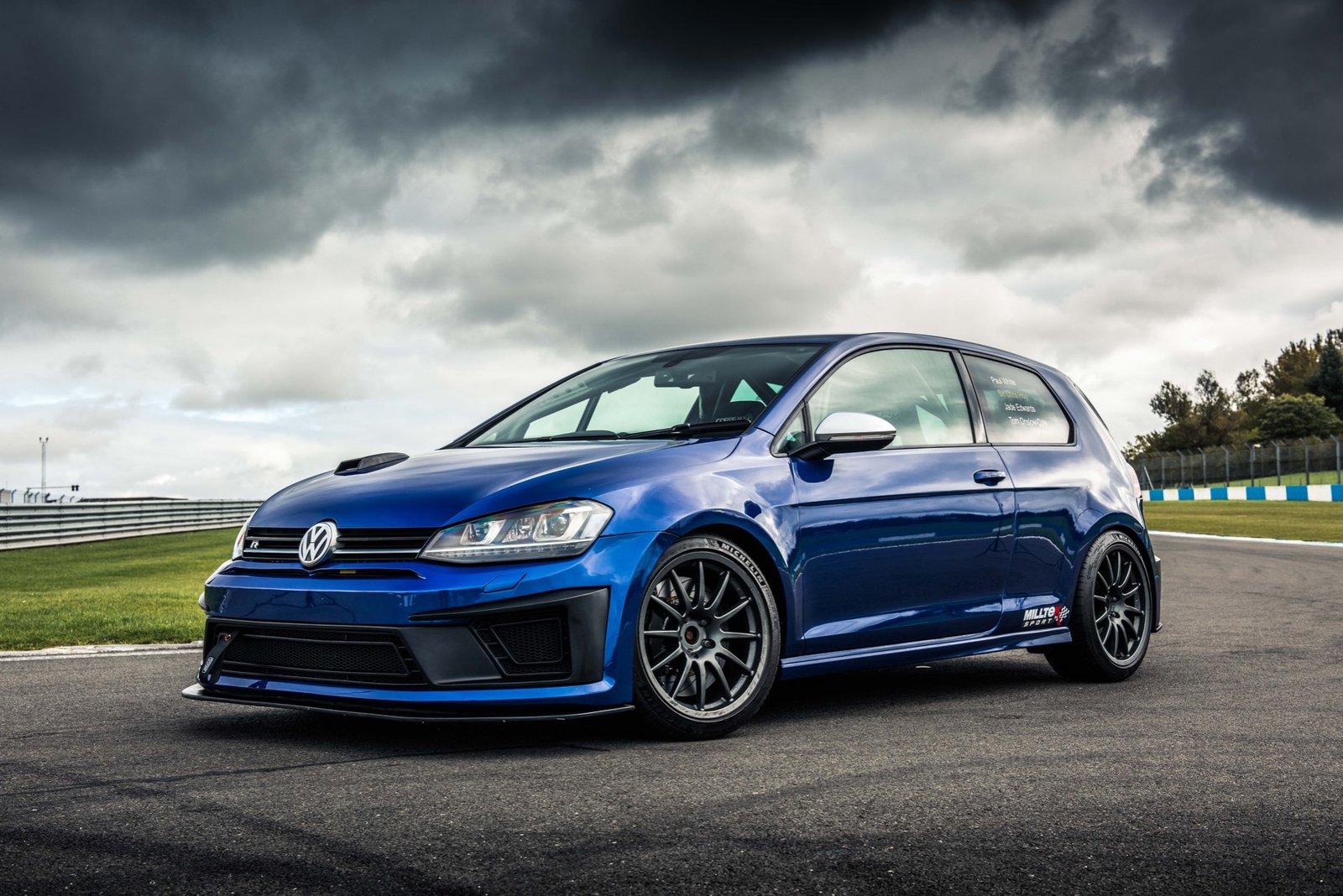 Volkswagen Golf R azul en circuito, fotografía oficial de Milltek Sport