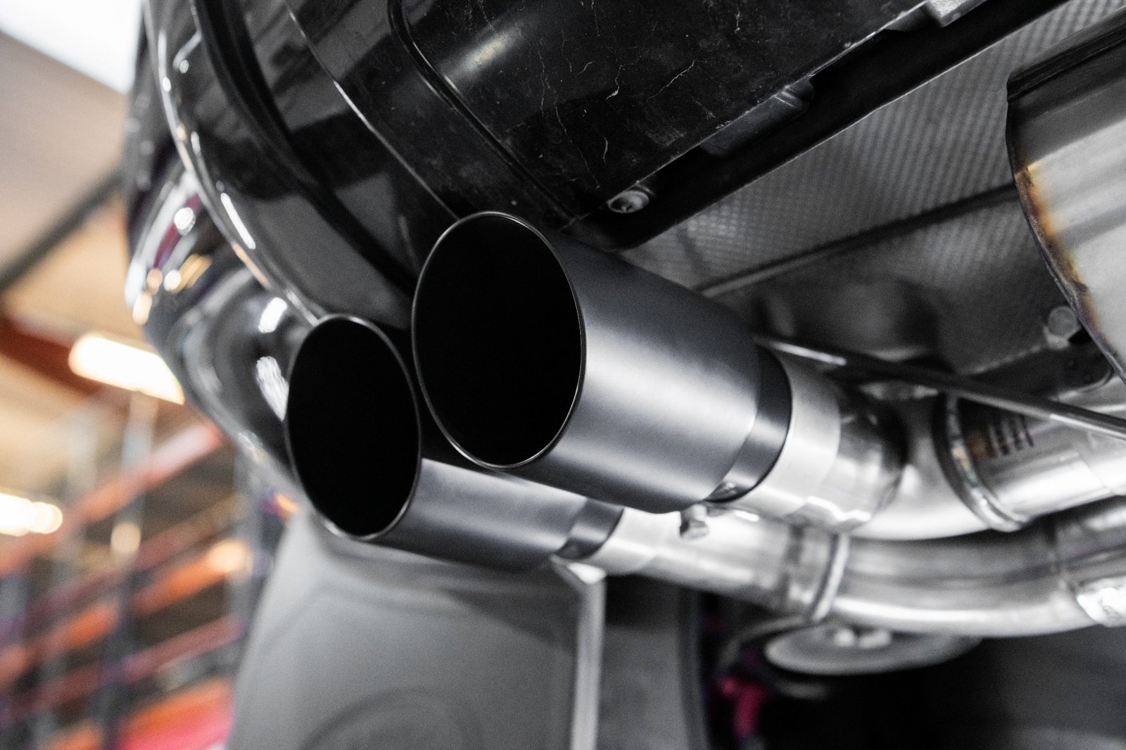 Land Rover Defender 90 5.0 V8 (NAS modelos sin GPF) – sistema cat-back con válvulas y colas negras Cerakote – resonado